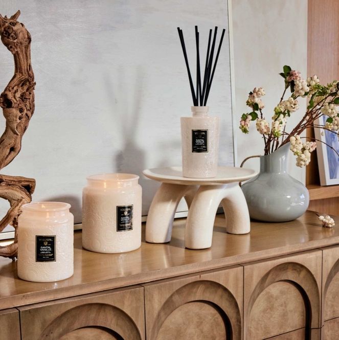 Hovedbilde Voluspa SANTAL VANILLE Large JAR CANDLE 100t